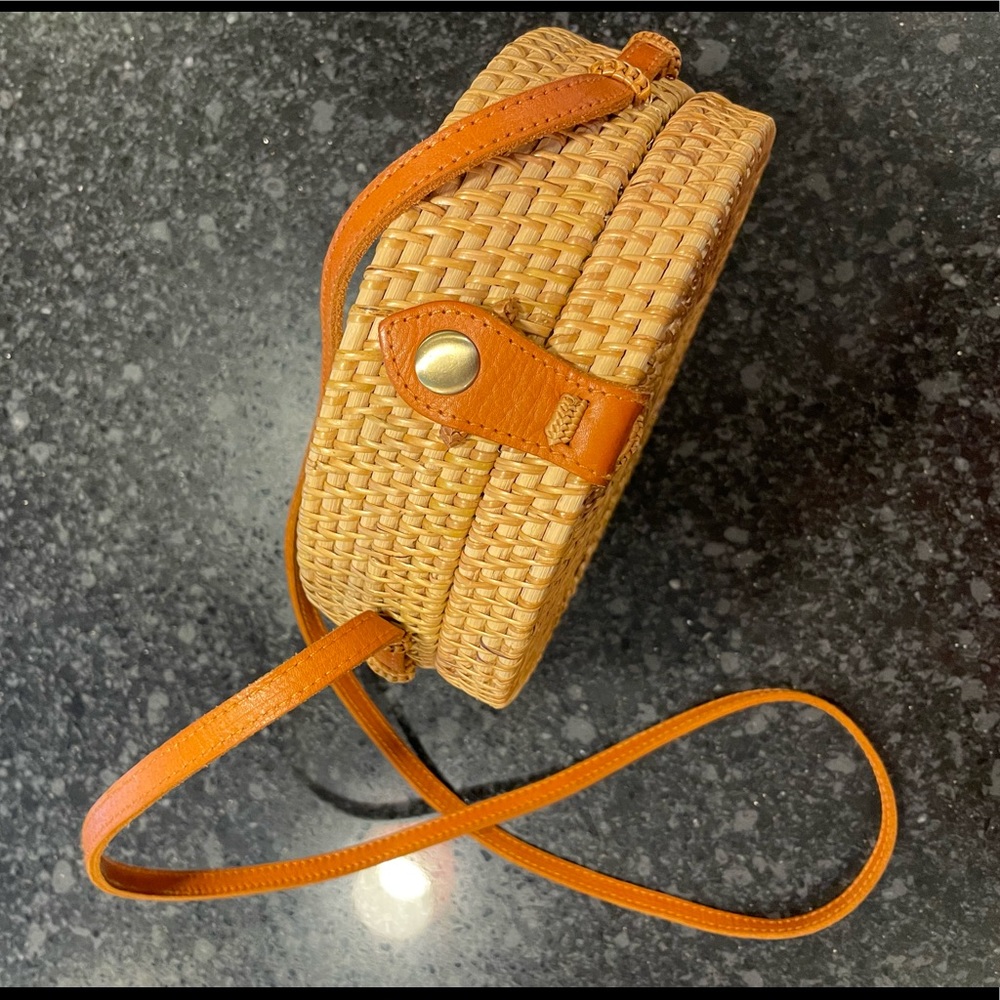 Round rattan purse.